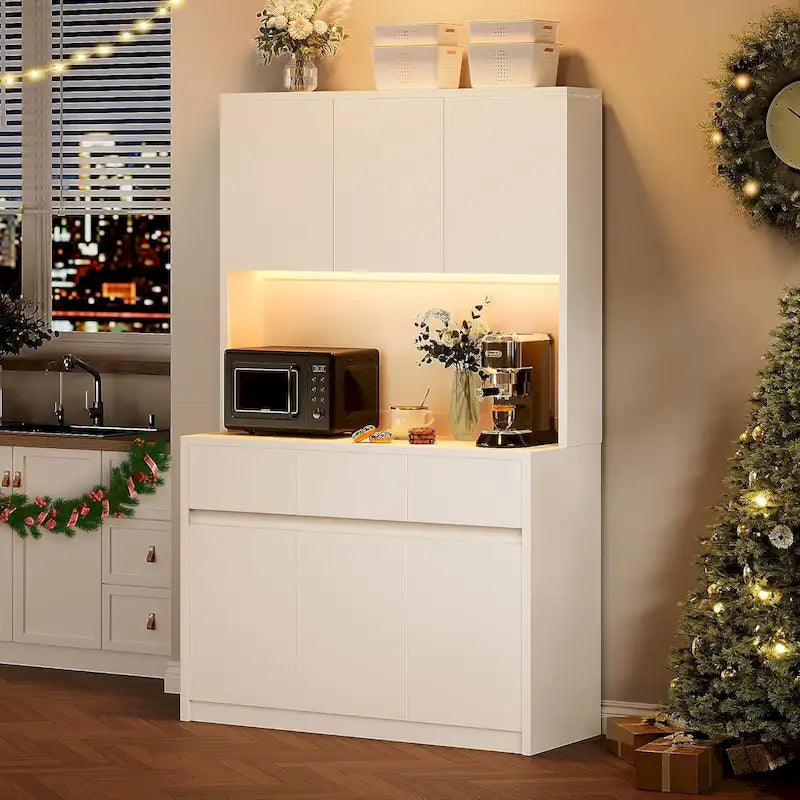 Ampia dispensa da cucina con piano di lavoro per microonde e luci a LED