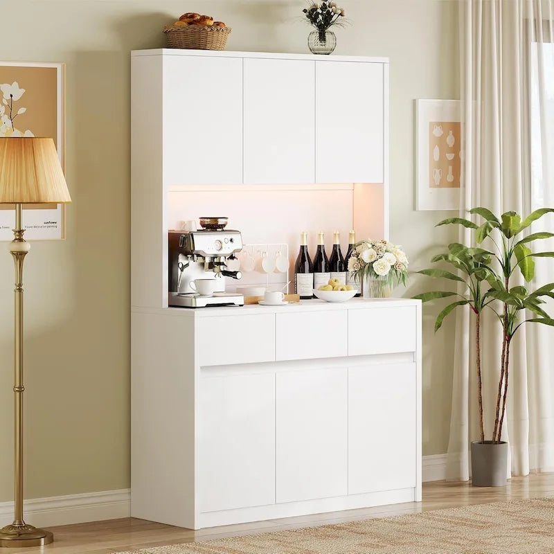 Ampia dispensa da cucina con piano di lavoro per microonde e luci a LED