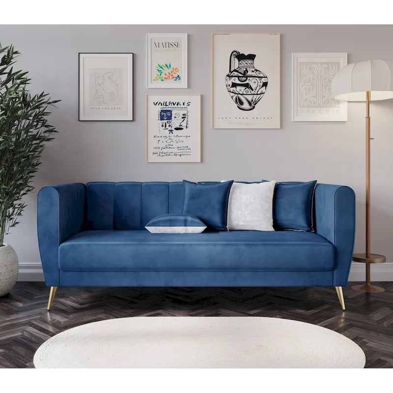 Divano Scarlett Velvet a 3 posti con braccioli svasati e 4 cuscini decorativi