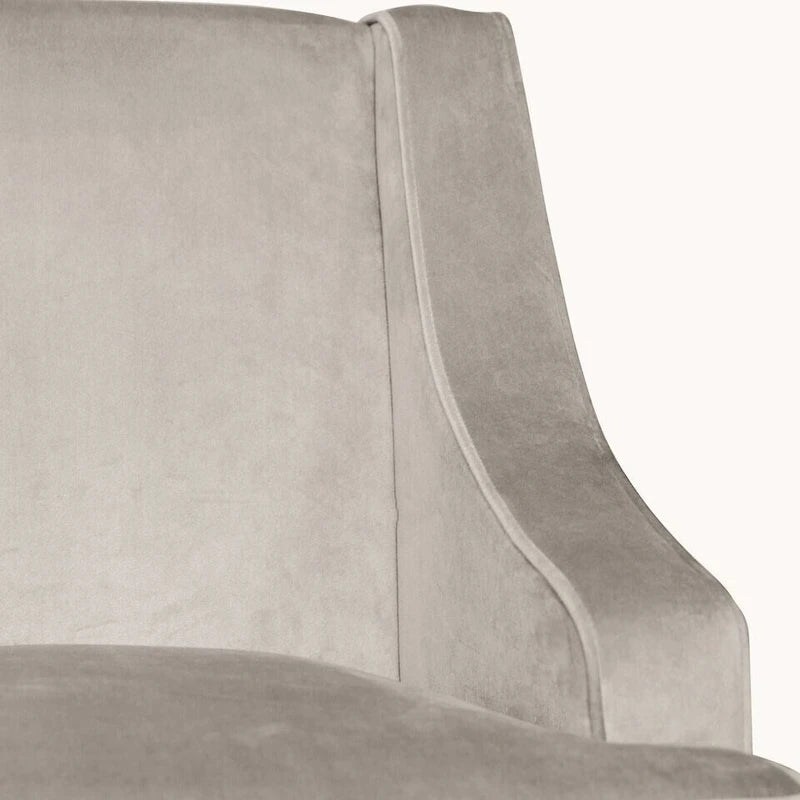 Poltrona con braccioli Swoop in velluto grigio tortora Lyric di Porch &amp; Den