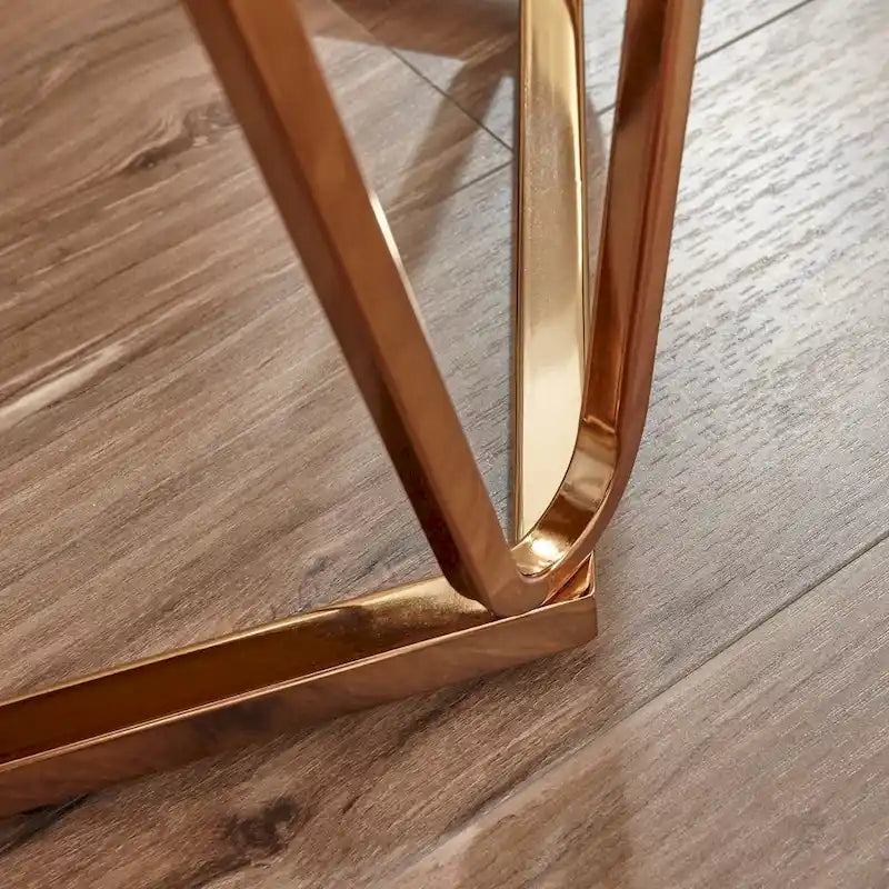 Tavolino rotondo moderno in finto marmo Henderson di SEI Furniture con base geometrica dorata