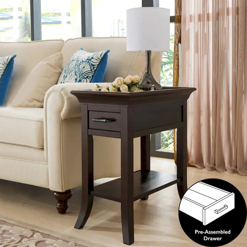 Tavolino laterale tradizionale Leick Home con un cassetto e ripiano in ciliegio