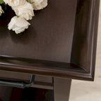 Tavolino laterale tradizionale Leick Home con un cassetto e ripiano in ciliegio