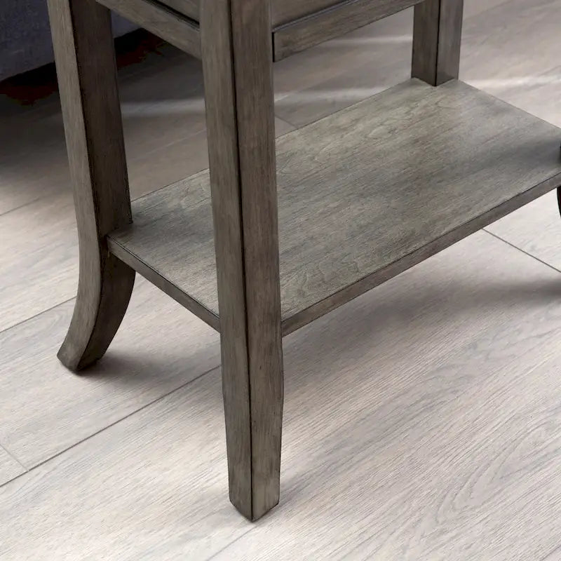 Tavolino laterale tradizionale Leick Home con un cassetto e ripiano in ciliegio