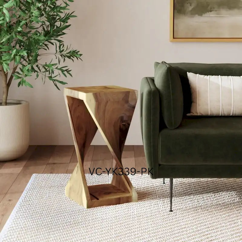 Tavolino in legno naturale intagliato di East at Main