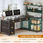 Scrivania a L con ripiano portaoggetti a 5 cassetti e presa di corrente