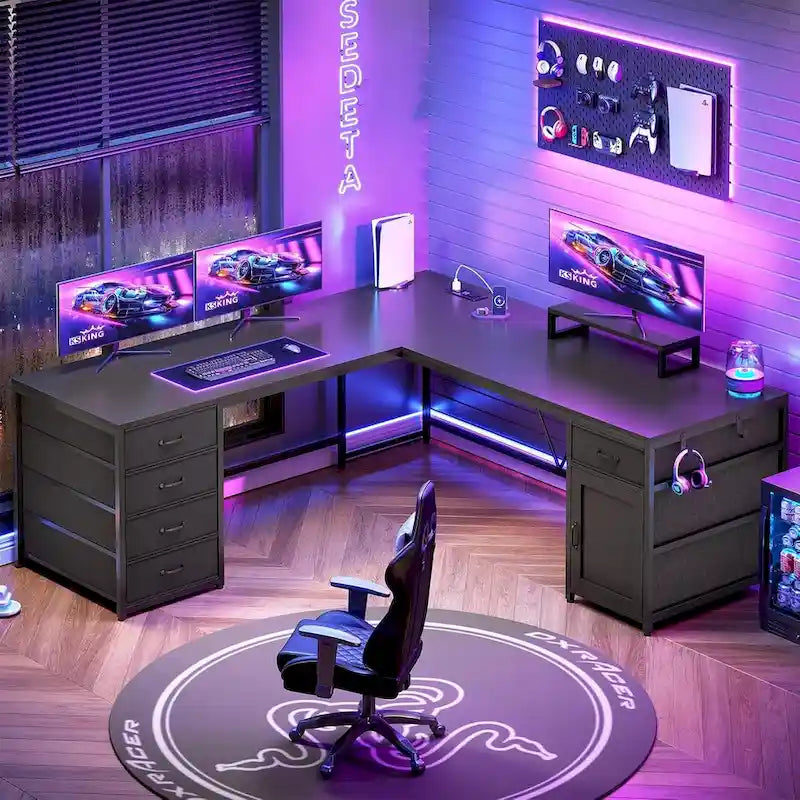 Scrivania a L con ripiano portaoggetti a 5 cassetti e presa di corrente