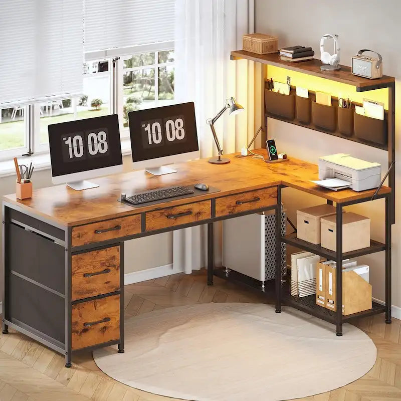 Scrivania a L con ripiano portaoggetti a 5 cassetti e presa di corrente