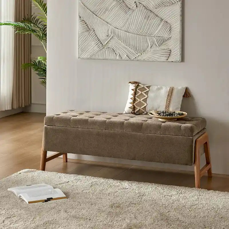 Panca contenitore imbottita Rita Mid-Century Modern con seduta trapuntata e gamba in legno massello di HULALA HOME