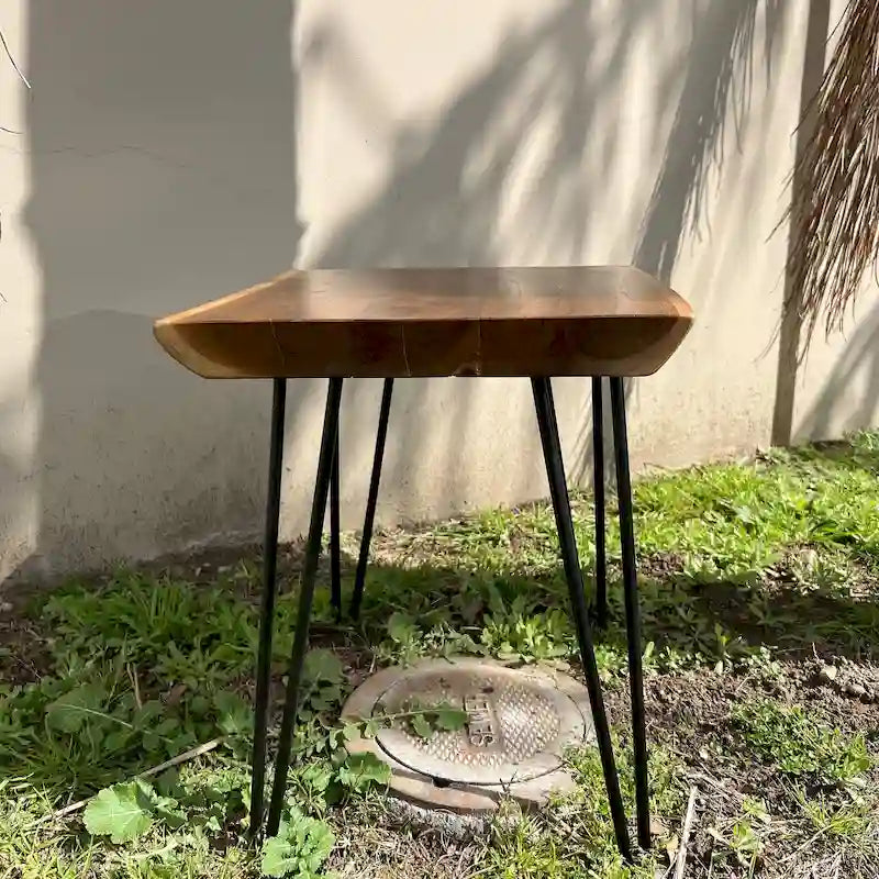 Tavolino laterale in teak Greenage con bordo vivo massello