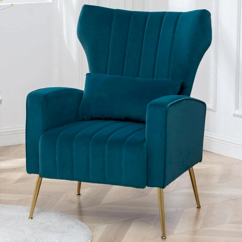 Poltrona HOMYKA con schienale alto rivestito in velluto e cuscini